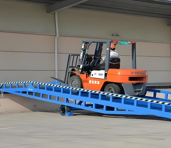 东辽移动式卸货平台（叉车用）